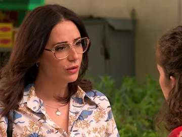 Cristina sospecha de la Agencia Matrimonial tras presenciar una cita de Virginia Cristina sospecha de la Agencia Matrimonial tras presenciar una cita de Virginia