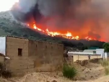100 efectivos trabajan en el incendio de Alburquerque, en Badajoz, que según Infoex "evoluciona favorablemente"