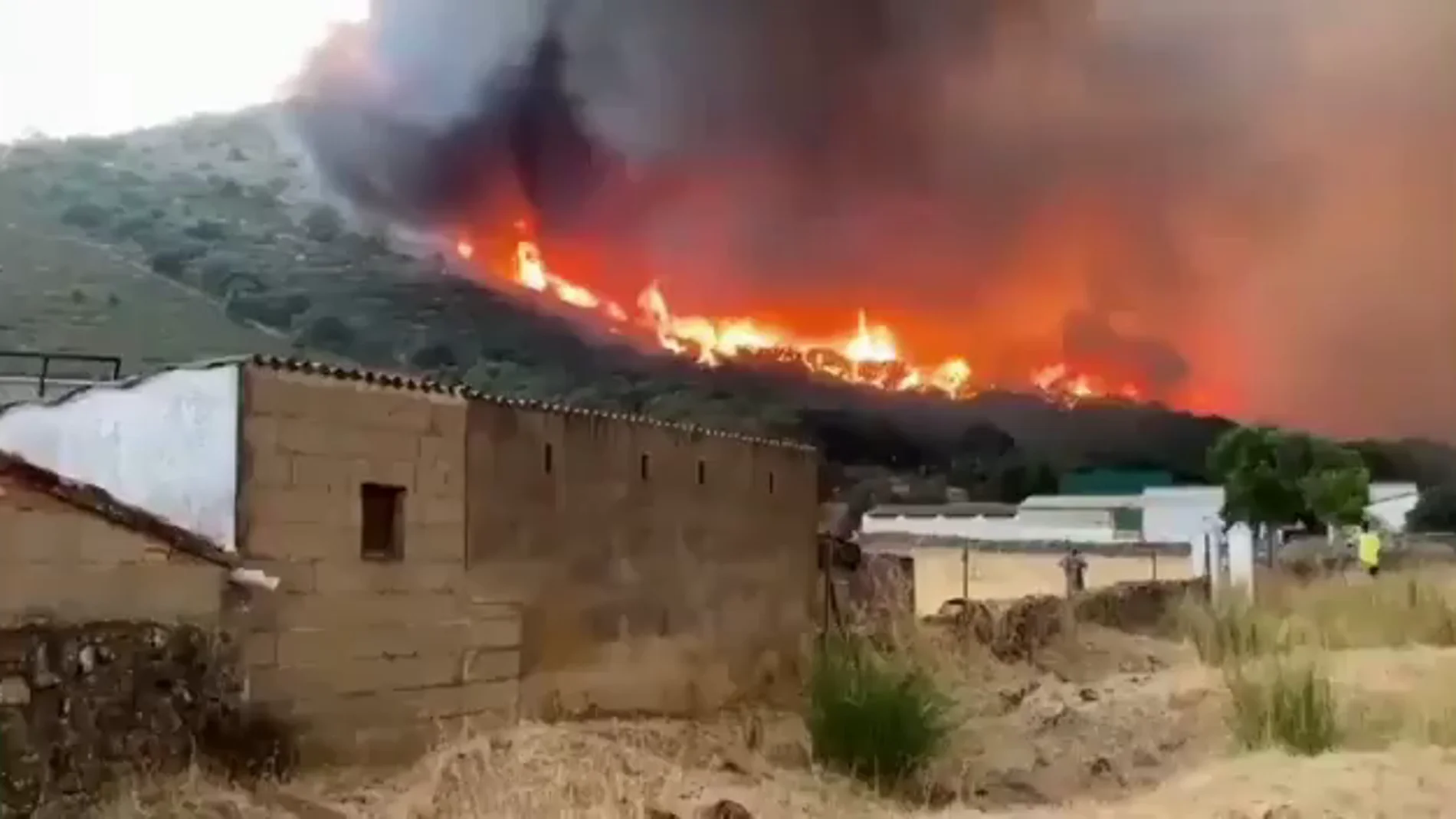100 efectivos trabajan en el incendio de Alburquerque, en Badajoz, que según Infoex "evoluciona favorablemente"