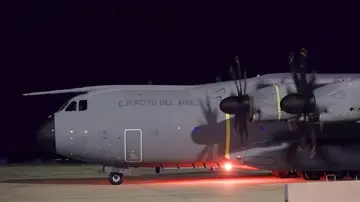 Fotografía de la llegada del primer avión desde Afganistán con ciudadanos españoles y colaboradores del operativo de repatriación de España hoy, en la base militar de Torrejón de Ardoz (Madrid) Fotografía de la llegada del primer avión desde Afganistán con ciudadanos españoles y colaboradores del operativo de repatriación de España hoy, en la base militar de Torrejón de Ardoz (Madrid)