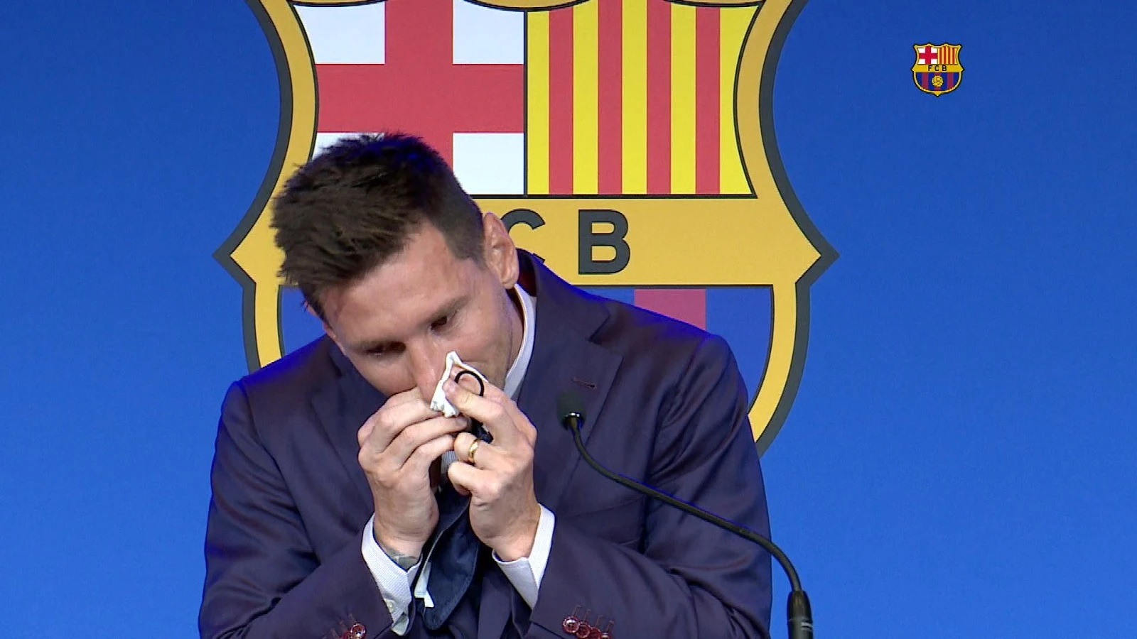 Se subasta el pañuelo de Messi por un millón de dólares Se subasta el pañuelo de Messi por un millón de dólares