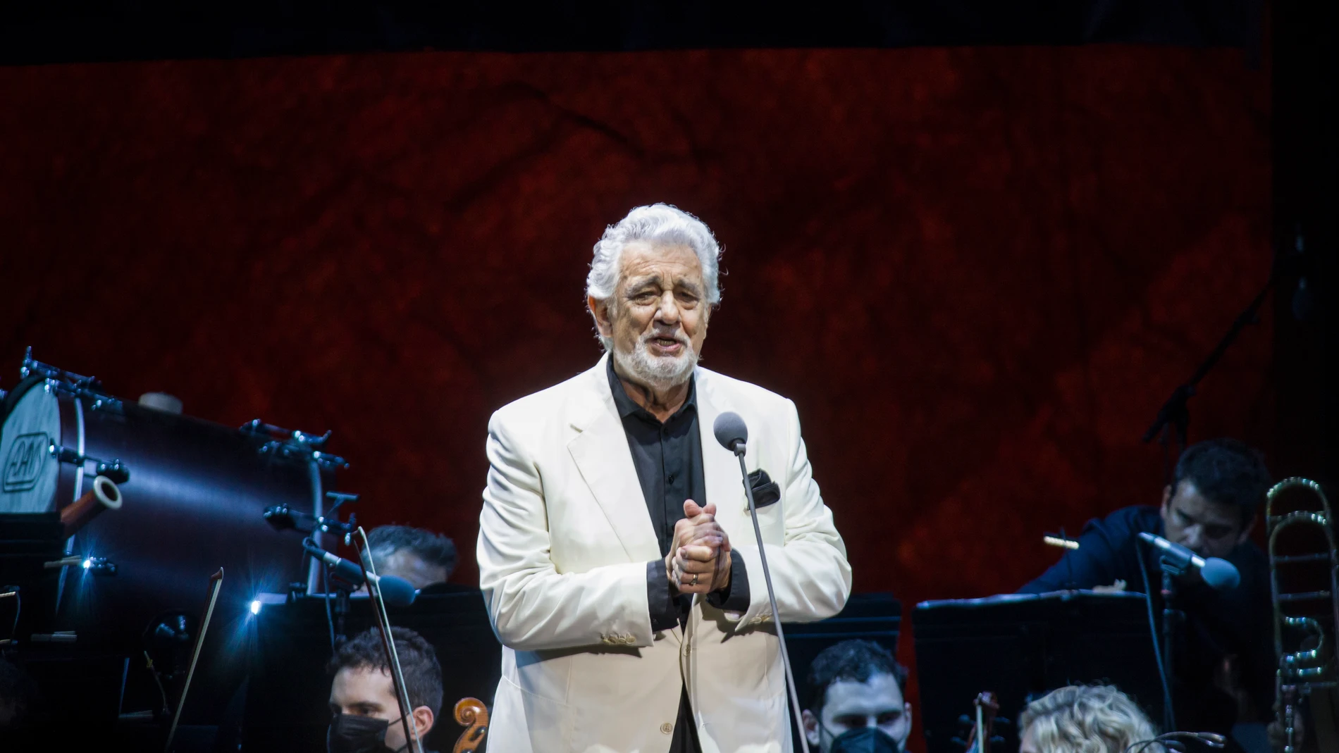 Plácido Domingo pone el broche en Starlite cantando con Marta Sánchez el himno de España