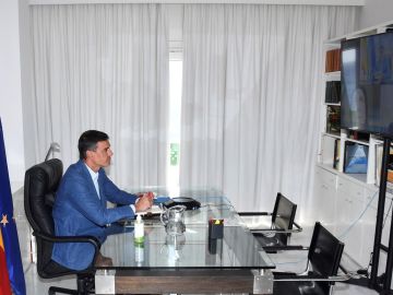Sánchez criticado por la oposición