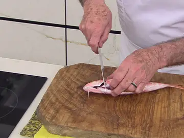 Aprende con Karlos Arguiñano a cortar perfectamente un salmonete 