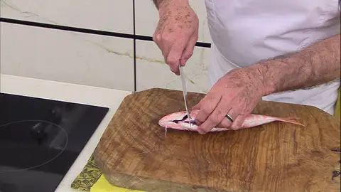 Aprende con Karlos Arguiñano a cortar perfectamente un salmonete Aprende con Karlos Arguiñano a cortar perfectamente un salmonete