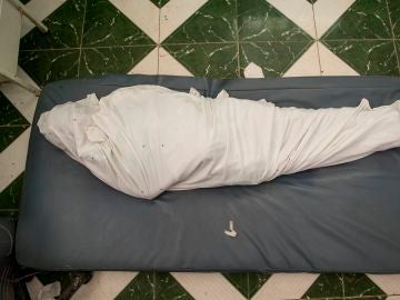 Fotografía del cuerpo envuelto de una víctima del terremoto 