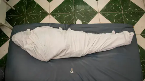 Fotografía del cuerpo envuelto de una víctima del terremoto Fotografía del cuerpo envuelto de una víctima del terremoto