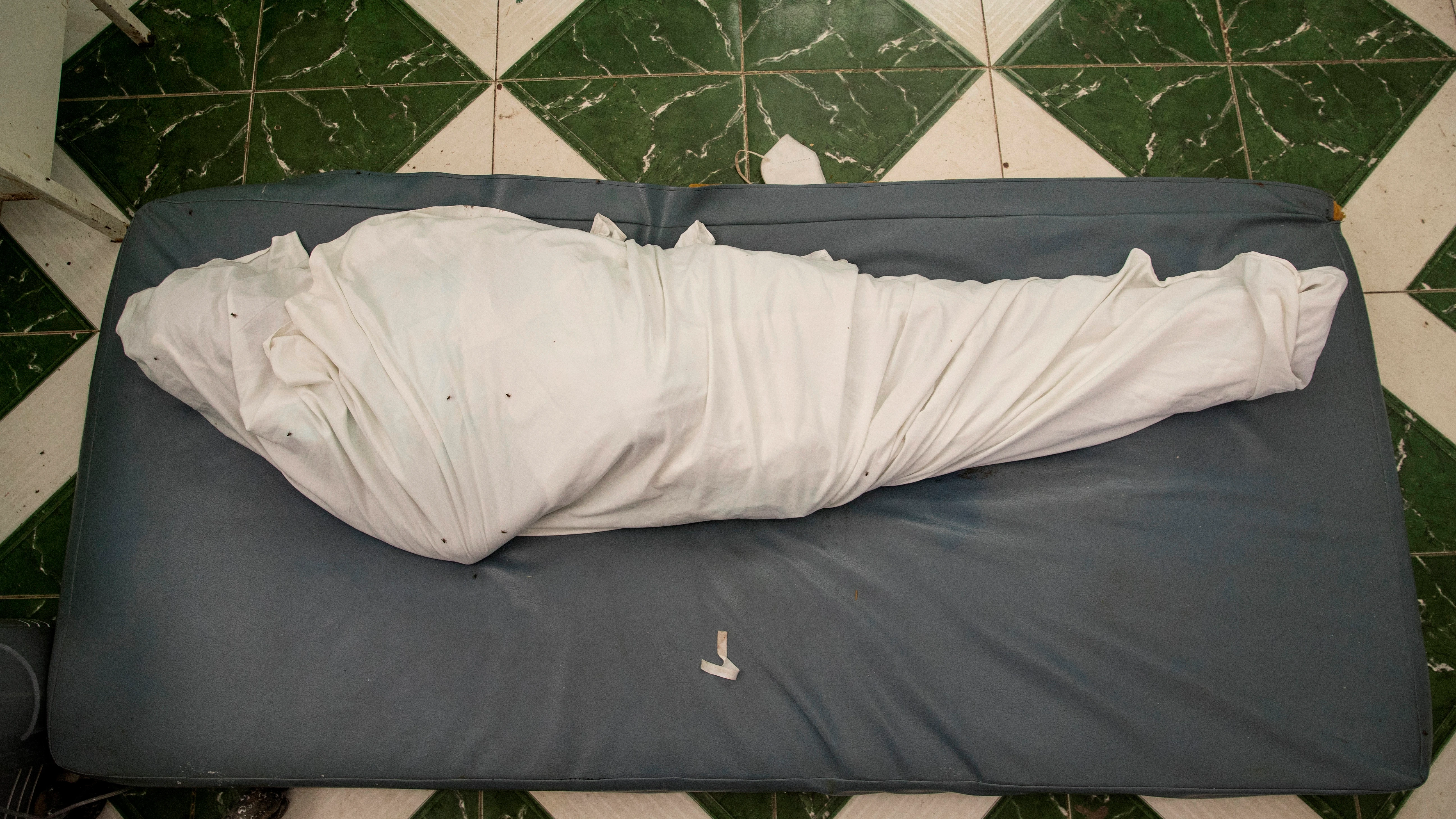 Fotograf&iacute;a del cuerpo envuelto de una v&iacute;ctima del terremoto 