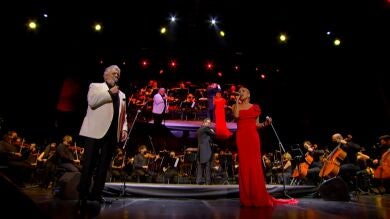 Plácido Domingo y Marta Sánchez cantan a dúo el Himno de España en el festival 'Starlite' Marbella