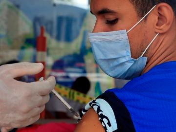La campaña precoz de vacunación COVID-19 en Estados Unidos evitó 140.000 muertes y 3 millones de contagios, según un estudio