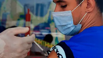 La campaña precoz de vacunación COVID-19 en Estados Unidos evitó 140.000 muertes y 3 millones de contagios, según un estudio La campaña precoz de vacunación COVID-19 en Estados Unidos evitó 140.000 muertes y 3 millones de contagios, según un estudio
