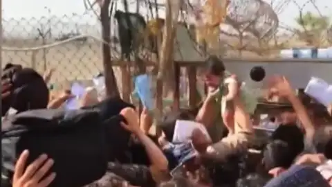 Gritos desesperados de una mujer que vive en Afganistán para que la dejen subir al avión de Estados Unidos programado para repatriar a diplomáticos estadounidenses. Gritos desesperados de una mujer que vive en Afganistán para que la dejen subir al avión de Estados Unidos programado para repatriar a diplomáticos estadounidenses.