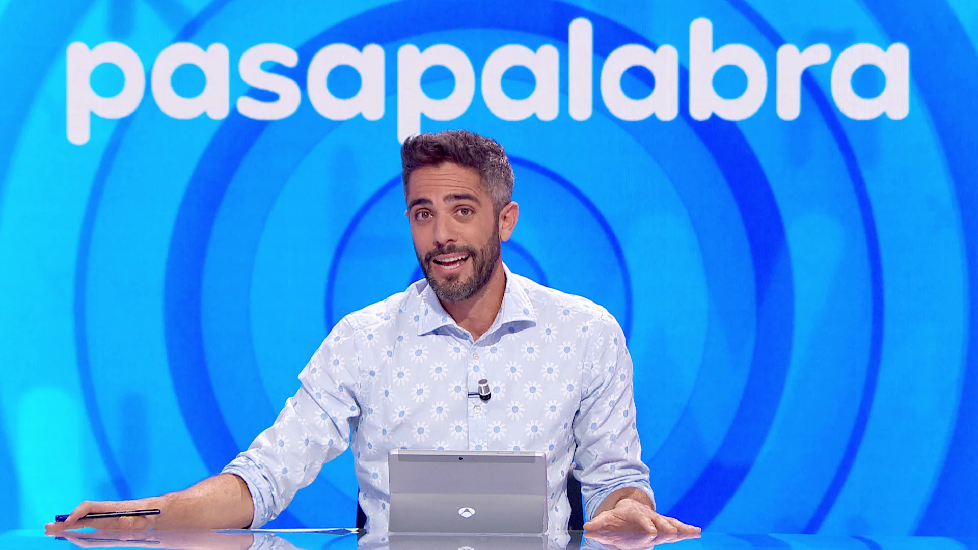 ¡Qué detallazo! No te pierdas las camisetas que lleva el equipo técnico de ‘Pasapalabra’ ¡Qué detallazo! No te pierdas las camisetas que lleva el equipo técnico de ‘Pasapalabra’
