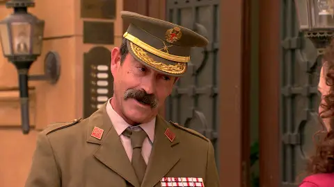 Beltrán persuade a Estefanía que desconfía de su noble actitud Beltrán persuade a Estefanía que desconfía de su noble actitud