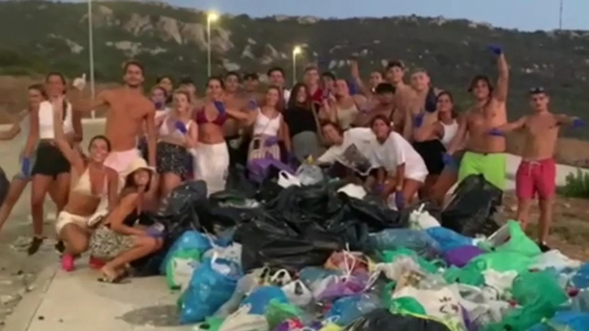 Un grupo de jóvenes limpia la basura originada por los botellones en Zahara de los Atunes