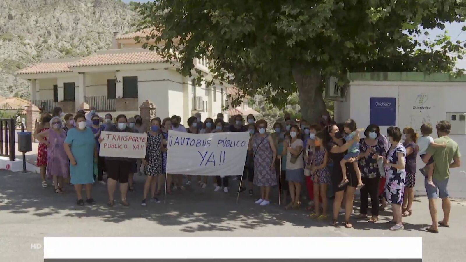Los vecinos de Los Guájares protestan por su aislamiento y denuncian que llevan año y medio sin autobús