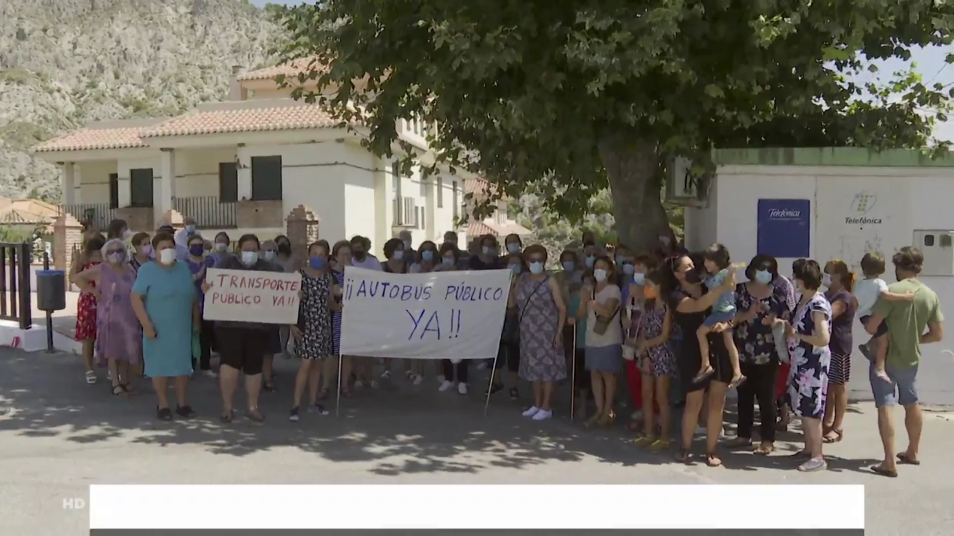 Los vecinos de Los Guájares protestan por su aislamiento y denuncian que llevan año y medio sin autobús Los vecinos de Los Guájares protestan por su aislamiento y denuncian que llevan año y medio sin autobús
