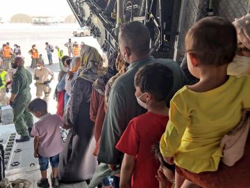 Afganos en el avión español de las fuerzas armadas que ya se encuentra en el aeropuerto de Dubái, Emiratos Árabes Unidos, tras despegar desde el aeropuerto de Kabul a las 6,30 horas con grupo de 110 personas evacuadas de Afganistán, entre ellas tres familias completas de personal de la Embajada