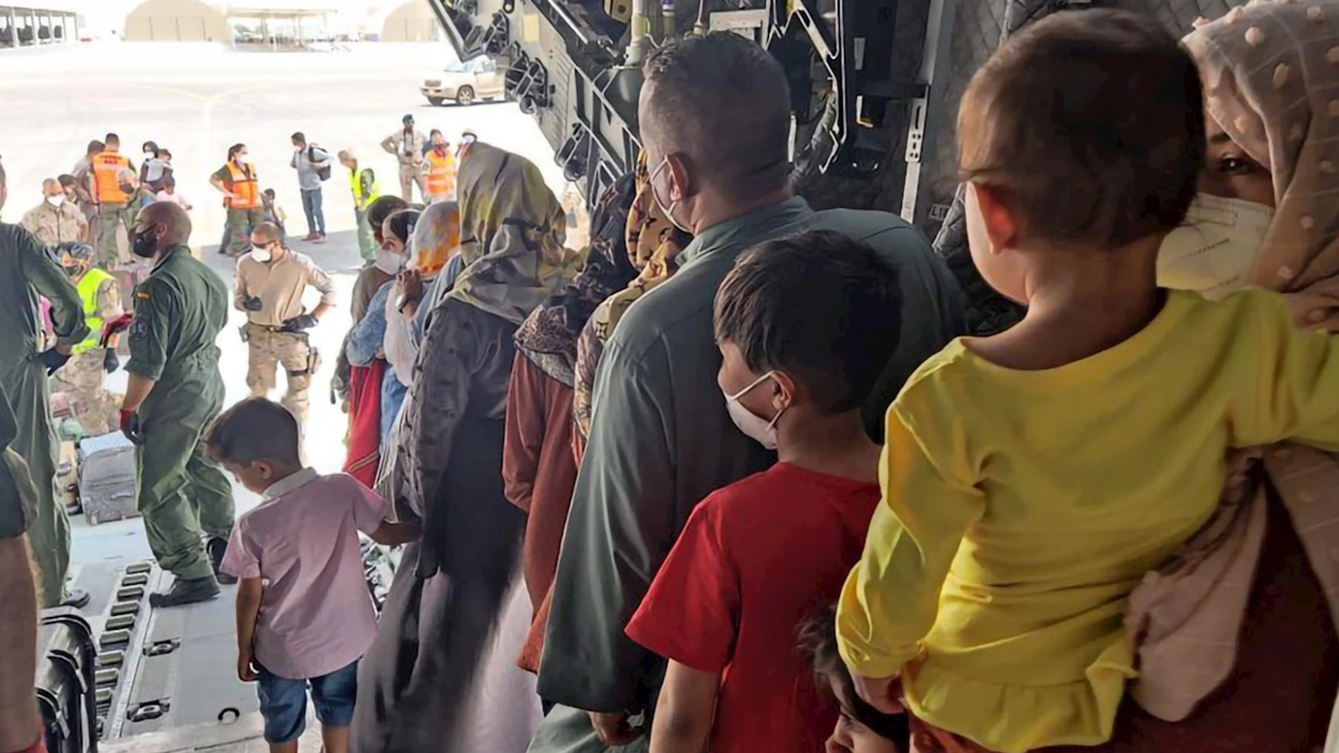 Afganos en el avión español de las fuerzas armadas que ya se encuentra en el aeropuerto de Dubái, Emiratos Árabes Unidos, tras despegar desde el aeropuerto de Kabul a las 6,30 horas con grupo de 110 personas evacuadas de Afganistán, entre ellas tres familias completas de personal de la Embajada