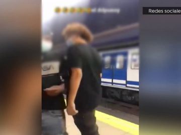 Un grupo de jóvenes roba, agrede y obliga a besar el suelo a un chico de 20 años en el metro de Madrid