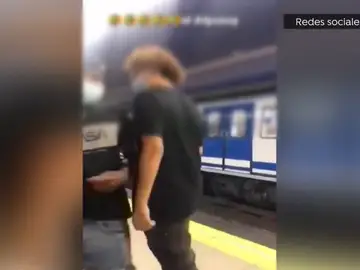 Un grupo de jóvenes roba, agrede y obliga a besar el suelo a un chico de 20 años en el metro de Madrid Un grupo de jóvenes roba, agrede y obliga a besar el suelo a un chico de 20 años en el metro de Madrid
