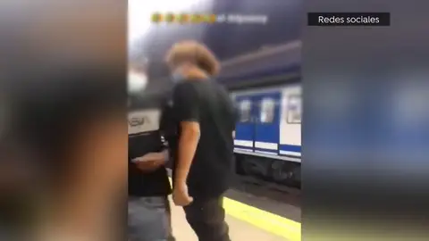 Un grupo de jóvenes roba, agrede y obliga a besar el suelo a un chico de 20 años en el metro de Madrid Un grupo de jóvenes roba, agrede y obliga a besar el suelo a un chico de 20 años en el metro de Madrid