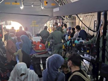 vión español de las fuerzas armadas en el aeropuerto de Dubái, Emiratos Árabes Unidos, tras despegar desde el aeropuerto de Kabul a las 6,30 horas con grupo de 110 personas evacuadas de Afganistán, entre ellas tres familias completas de personal de la Embajada