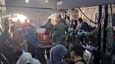 vión español de las fuerzas armadas en el aeropuerto de Dubái, Emiratos Árabes Unidos, tras despegar desde el aeropuerto de Kabul a las 6,30 horas con grupo de 110 personas evacuadas de Afganistán, entre ellas tres familias completas de personal de la Embajada vión español de las fuerzas armadas en el aeropuerto de Dubái, Emiratos Árabes Unidos, tras despegar desde el aeropuerto de Kabul a las 6,30 horas con grupo de 110 personas evacuadas de Afganistán, entre ellas tres familias completas de personal de la Embajada