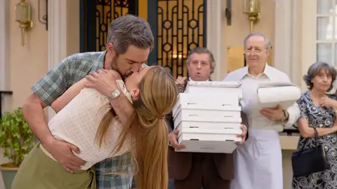 Gorka y Maica se besan ante la perplejidad de todos los vecinos de la plaza de los Frutos Gorka y Maica se besan ante la perplejidad de todos los vecinos de la plaza de los Frutos