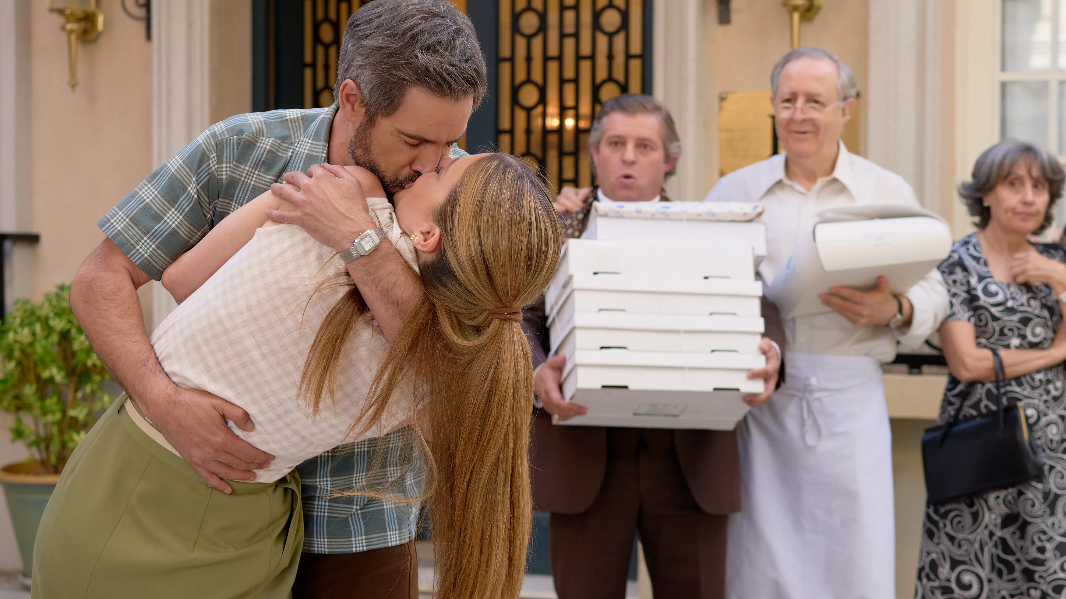 Gorka y Maica se besan ante la perplejidad de todos los vecinos de la plaza de los Frutos