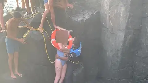 Una mujer en estado crítico y un muerto mientras se bañaban en la cueva de El Tancón en Tenerife Una mujer en estado crítico y un muerto mientras se bañaban en la cueva de El Tancón en Tenerife