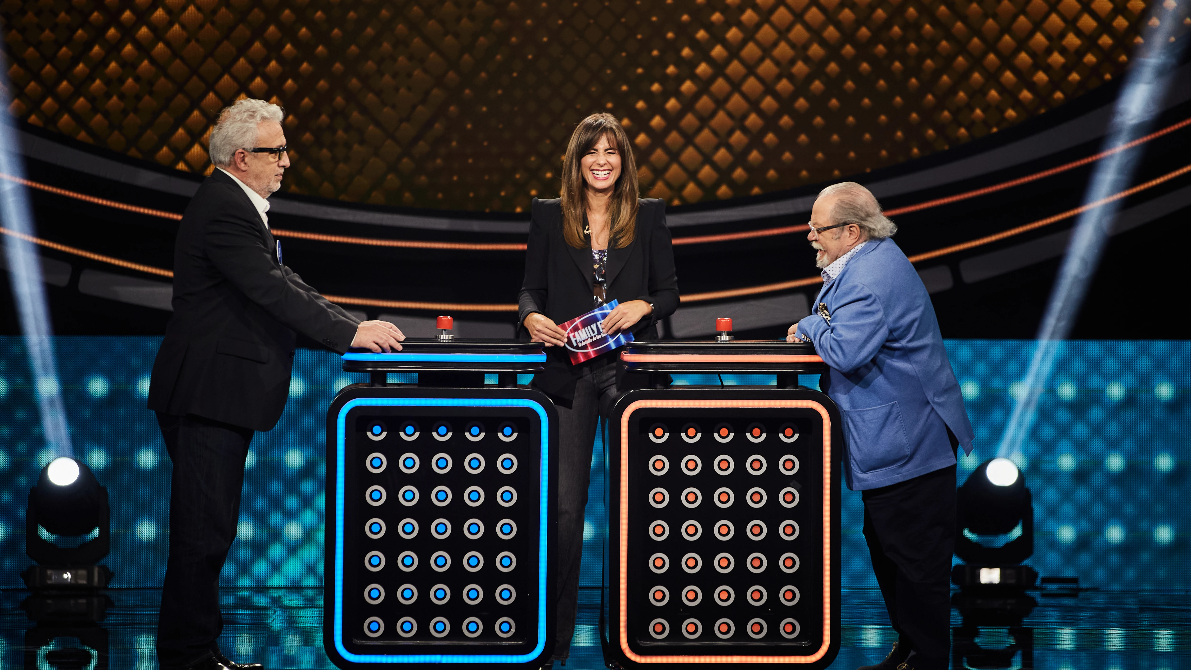 ¡Guerra de chistes frente al pulsador! Leo Harlem y Paco Arévalo se retan en ‘Family Feud’ Mejores momentos | Programa 4