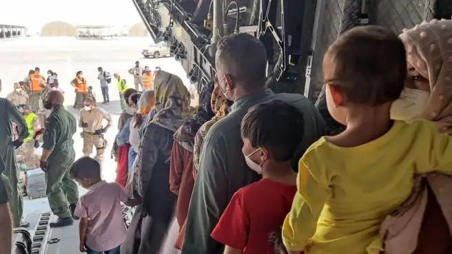 Dos jóvenes afganos colaboradores con España recogen firmas para que el Gobierno evacue a sus familias de Kabul Dos jóvenes afganos colaboradores con España recogen firmas para que el Gobierno evacue a sus familias de Kabul