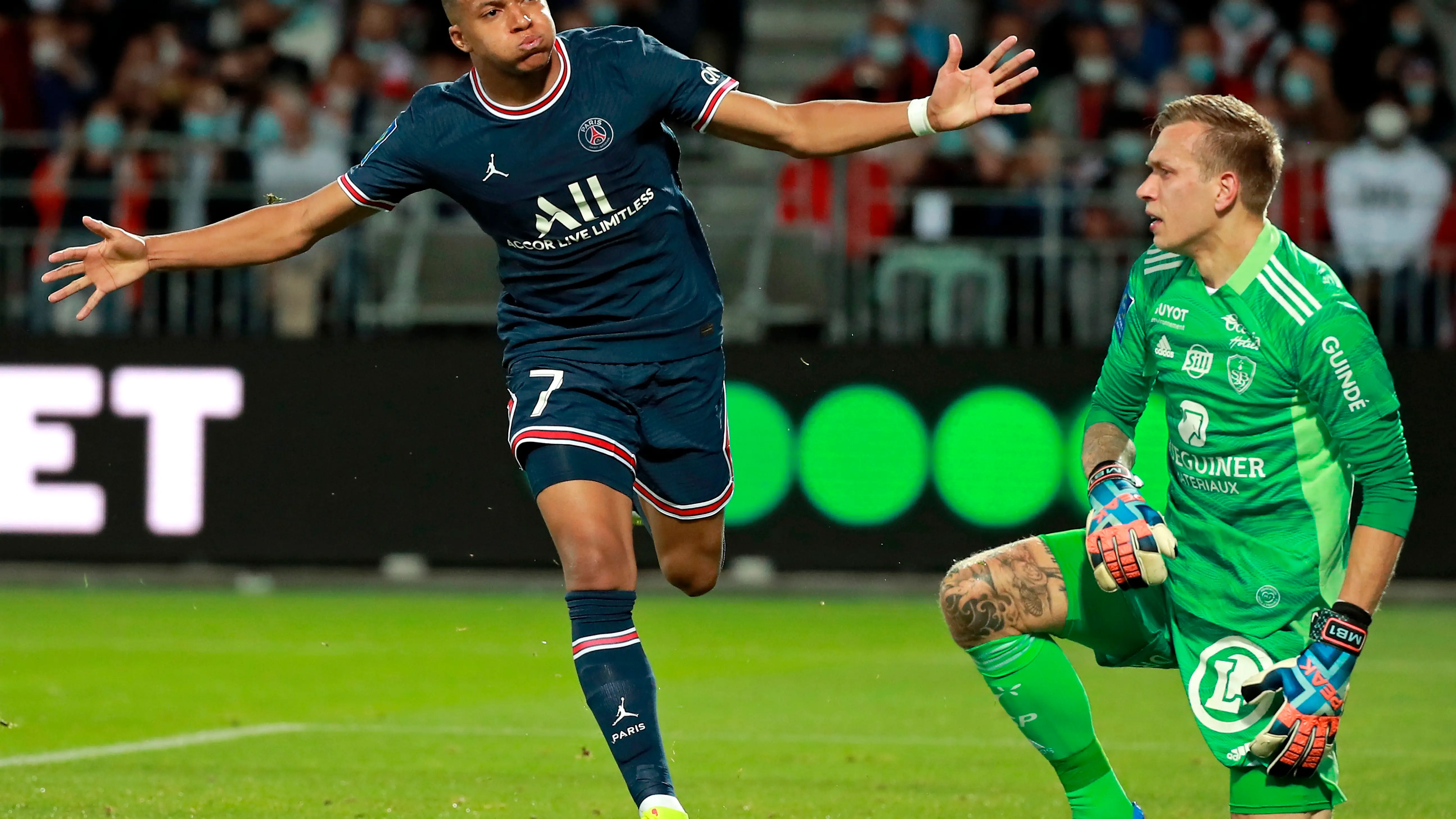 Mbappé se estrena en la temporada con un gol de cabeza en la victoria del PSG ante el Brest Mbappé se estrena en la temporada con un gol de cabeza en la victoria del PSG ante el Brest