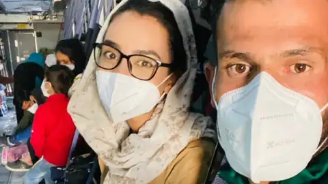 La jugadora afgana de baloncesto en silla de ruedas vuela a España en el segundo avión procedente de Kabul La jugadora afgana de baloncesto en silla de ruedas vuela a España en el segundo avión procedente de Kabul