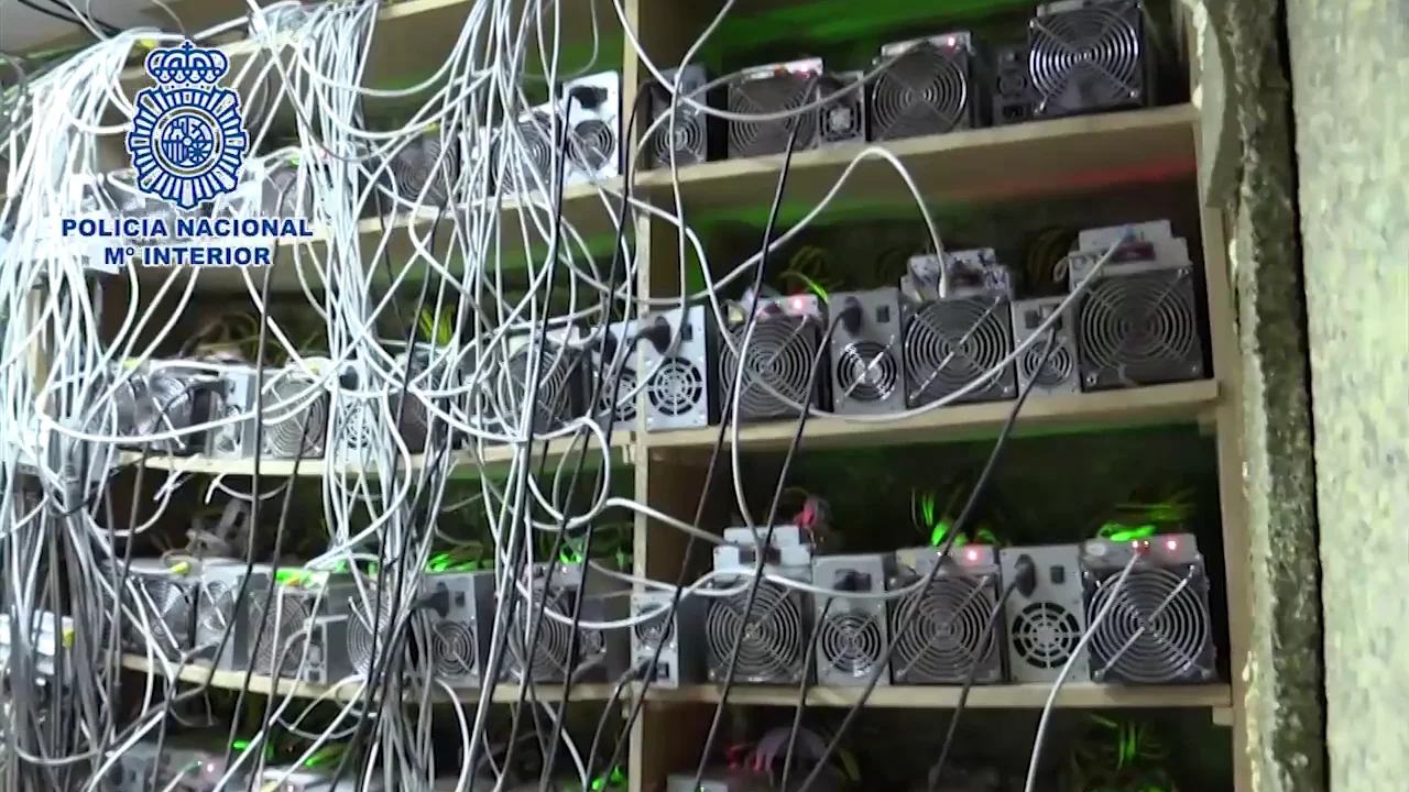 La Polic&iacute;a Nacional desmantela una 'granja' ilegal de 'miner&iacute;a' de criptomonedas en un chalet de Toledo
