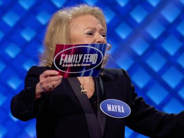 ¡De presentador a presentadora! Nuria Roca le regala la tarjeta de ‘Family Feud’ a Mayra Gómez Kemp