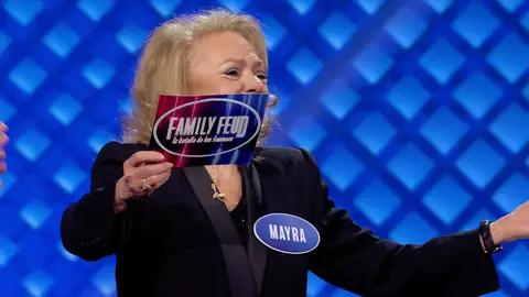 ¡De presentador a presentadora! Nuria Roca le regala la tarjeta de ‘Family Feud’ a Mayra Gómez Kemp Mejores momentos | Programa 4