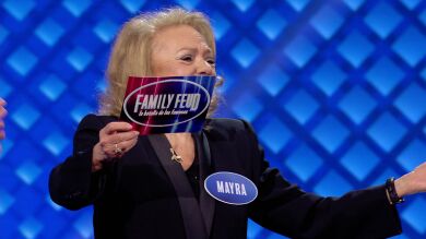 ¡De presentadora a presentadora! Nuria Roca le regala la tarjeta de ‘Family Feud’ a Mayra Gómez Kemp