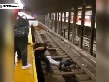 Susto en el metro de Nueva York después de que un hombre perdiese el conocimiento y se precipitase sobre las vías del metro