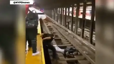 Susto en el metro de Nueva York después de que un hombre perdiese el conocimiento y se precipitase sobre las vías del metro Susto en el metro de Nueva York después de que un hombre perdiese el conocimiento y se precipitase sobre las vías del metro