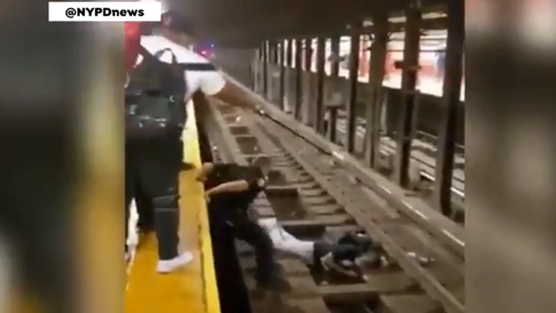 Susto en el metro de Nueva York después de que un hombre perdiese el conocimiento y se precipitase sobre las vías del metro