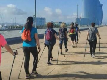 Marcha nórdica para tratar los síntomas de covid persistente entre los sanitarios: "He vuelto a arrancar"