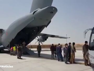 Aterriza en Torrejón uno de los dos aviones con personas procedentes de Afganistán que se esperan este sábado