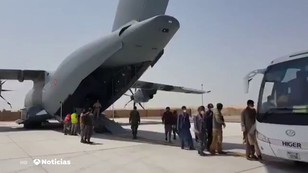 España saca a otros 110 afganos de Kabul en el tercer vuelo desde Dubai - Vimarsana News