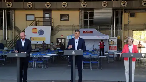 Charles Michel, Pedro Sánchez y Úrsula von der Leyen en la base de Torrejón de Ardoz Charles Michel, Pedro Sánchez y Úrsula von der Leyen en la base de Torrejón de Ardoz