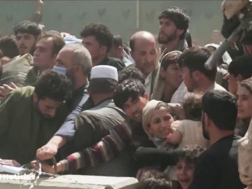 Estampidas y decenas de muertos en el aeropuerto de Kabul para tratar de huir de Afganistán