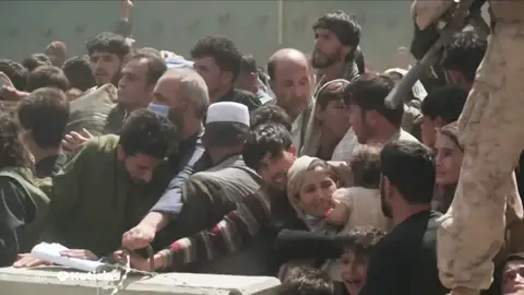 Estampidas y decenas de muertos en el aeropuerto de Kabul para tratar de huir de Afganistán Estampidas y decenas de muertos en el aeropuerto de Kabul para tratar de huir de Afganistán