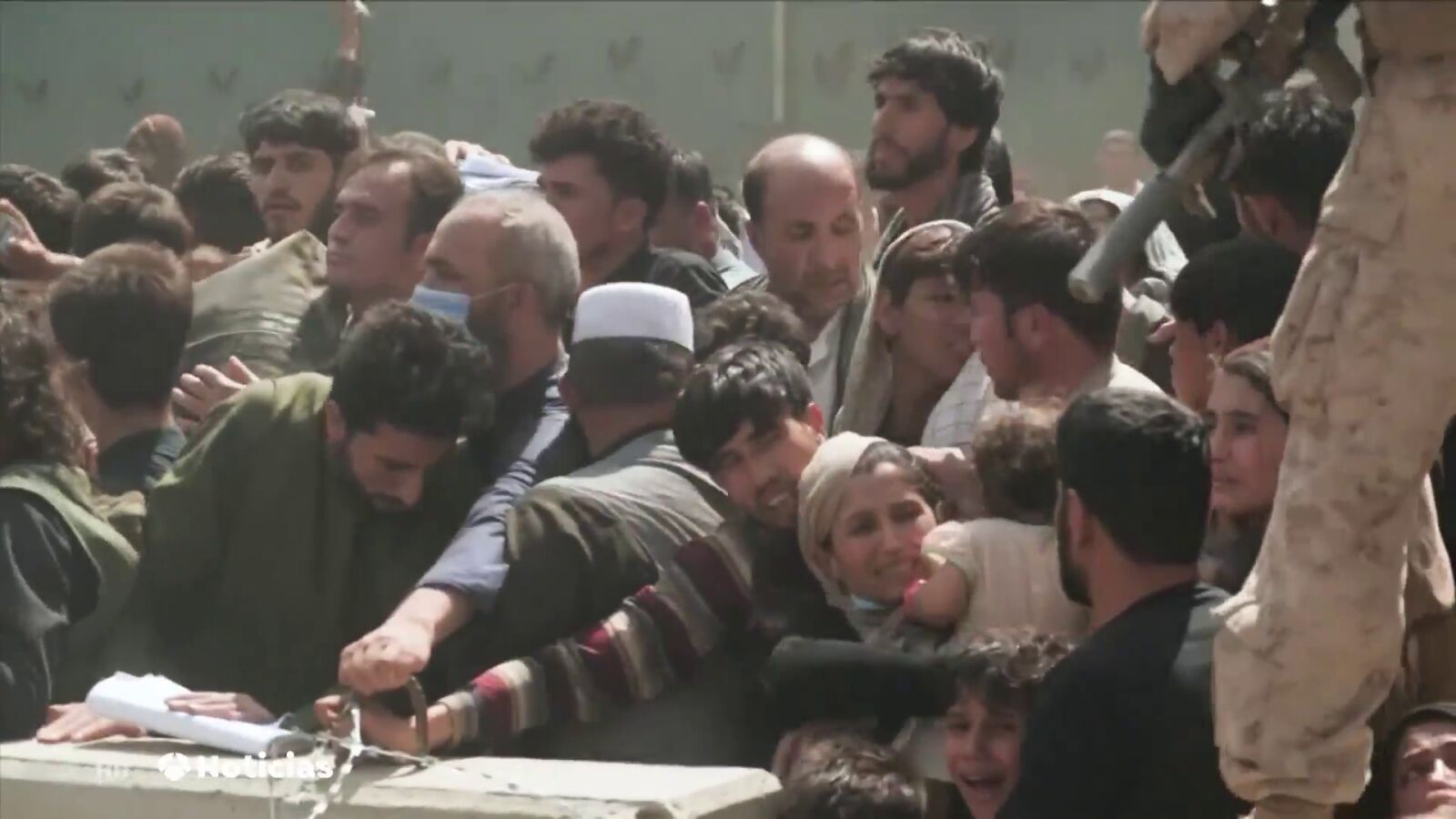 Una estampida de personas que trataban de huir de Afganistán provoca decenas de muertos en el aeropuerto de Kabul