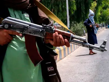Los talibanes prohíben a las mujeres trabajar en las emisoras de radio de Ghaznia Los talibanes prohíben a las mujeres trabajar en las emisoras de radio de Ghaznia